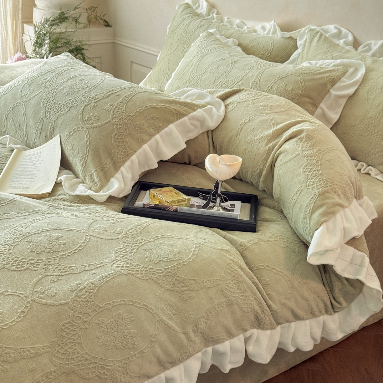 91家纺网 家纺一手货源 找家纺 慕澄家纺 2025新款高克重牛奶绒花边款雕花四件套 安娜-松绿