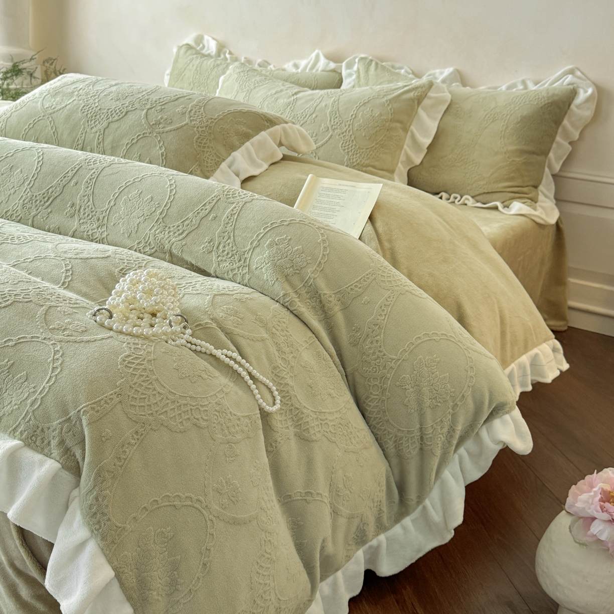 91家纺网 家纺一手货源 找家纺 慕澄家纺 2025新款高克重牛奶绒花边款雕花四件套 安娜-松绿
