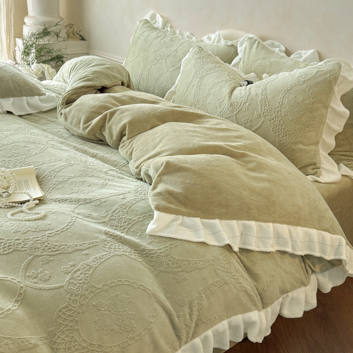 91家纺网 家纺一手货源 找家纺 慕澄家纺 2025新款高克重牛奶绒花边款雕花四件套 安娜-松绿