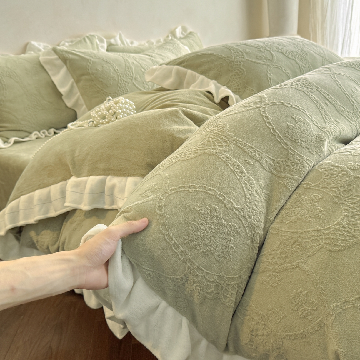 91家纺网 家纺一手货源 找家纺 慕澄家纺 2025新款高克重牛奶绒花边款雕花四件套 安娜-松绿