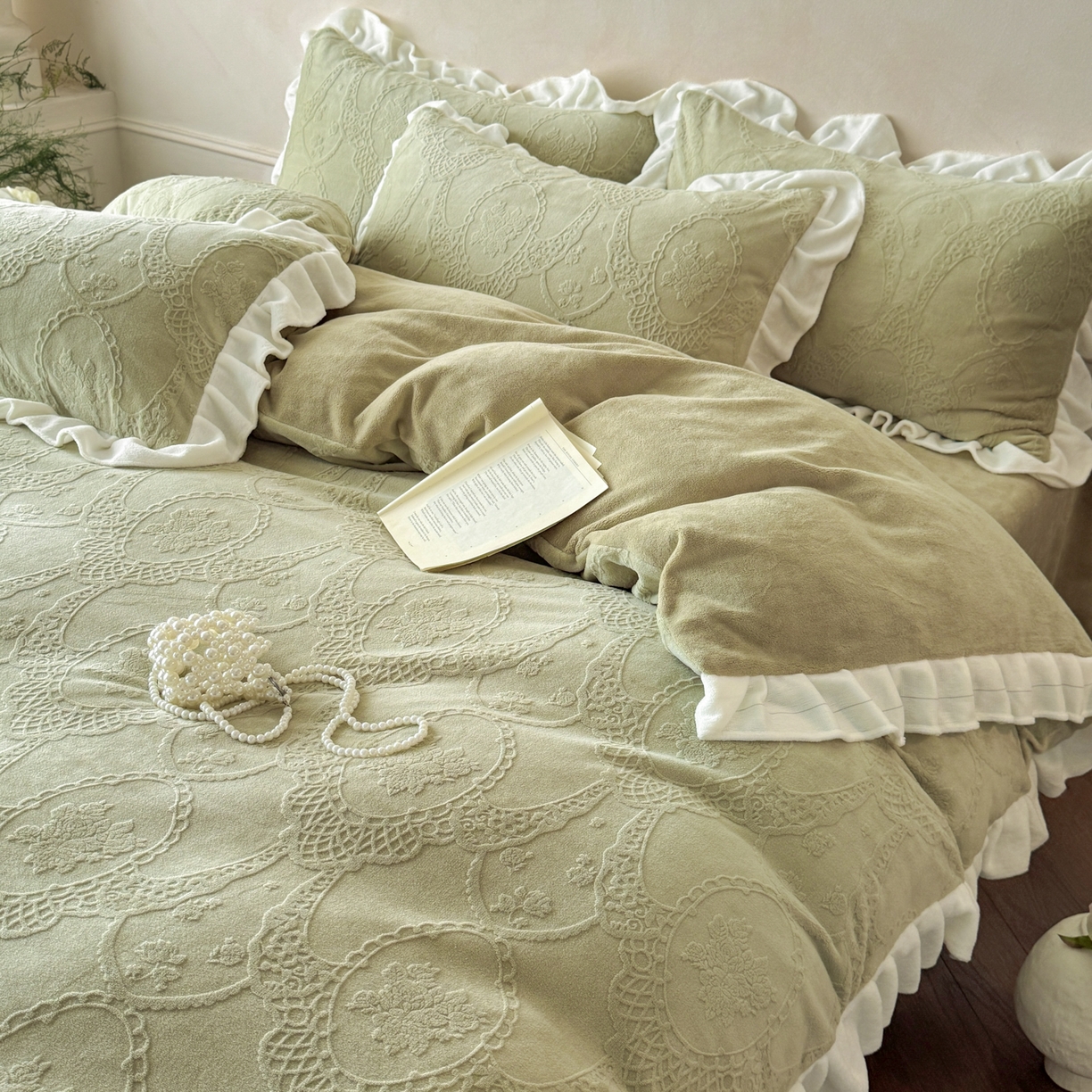 91家纺网 家纺一手货源 找家纺 慕澄家纺 2025新款高克重牛奶绒花边款雕花四件套 安娜-松绿