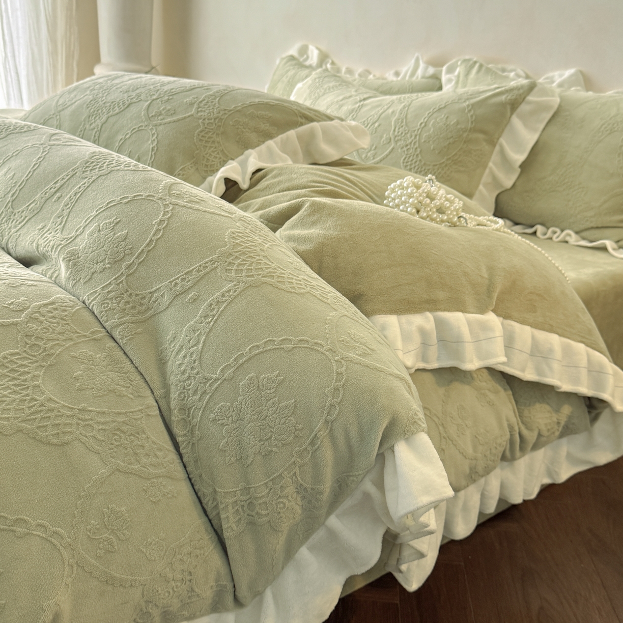 91家纺网 家纺一手货源 找家纺 慕澄家纺 2025新款高克重牛奶绒花边款雕花四件套 安娜-松绿