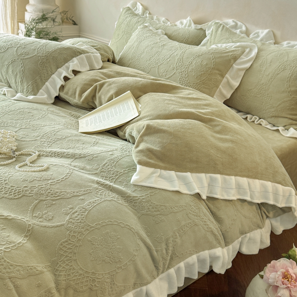 91家纺网 家纺一手货源 找家纺 慕澄家纺 2025新款高克重牛奶绒花边款雕花四件套 安娜-松绿