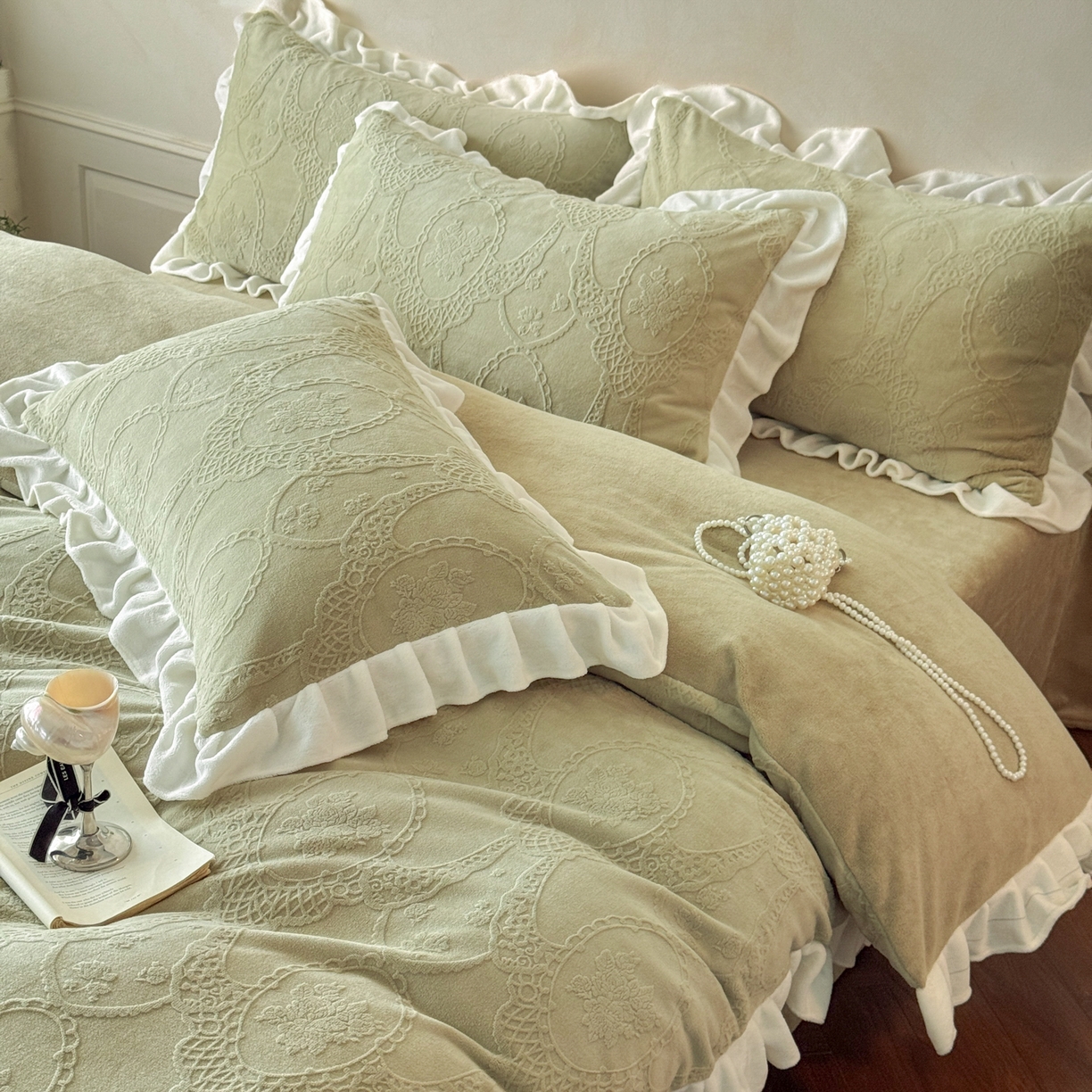 91家纺网 家纺一手货源 找家纺 慕澄家纺 2025新款高克重牛奶绒花边款雕花四件套 安娜-松绿