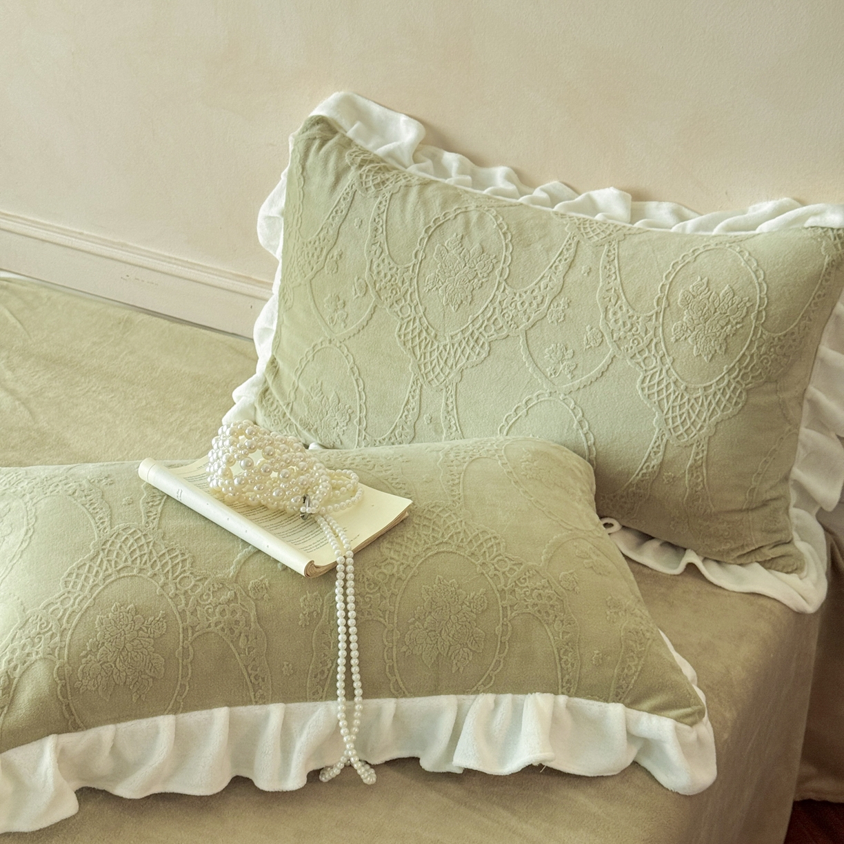 91家纺网 家纺一手货源 找家纺 慕澄家纺 2025新款高克重牛奶绒花边款雕花四件套 安娜-松绿