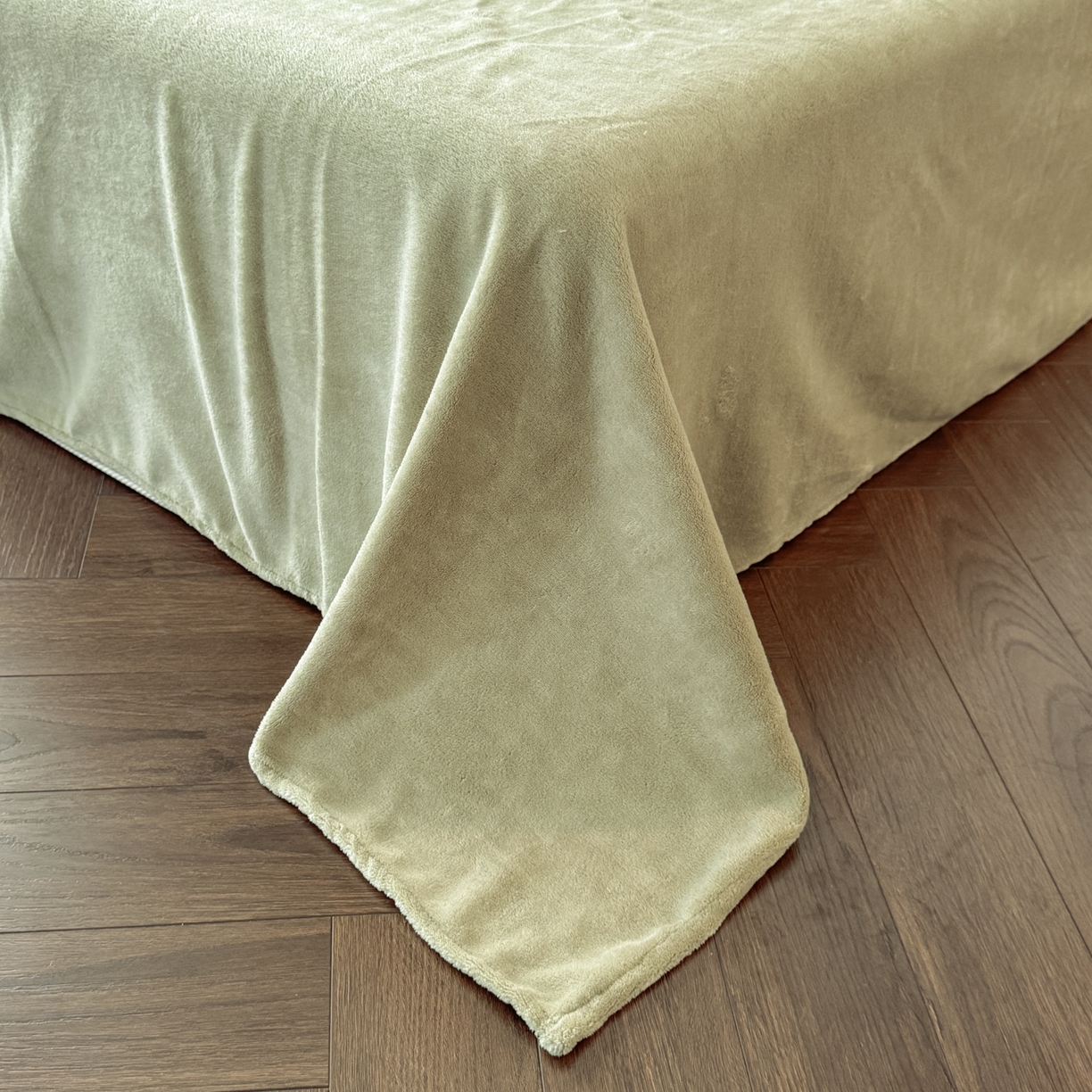 91家纺网 家纺一手货源 找家纺 慕澄家纺 2025新款高克重牛奶绒花边款雕花四件套 安娜-松绿