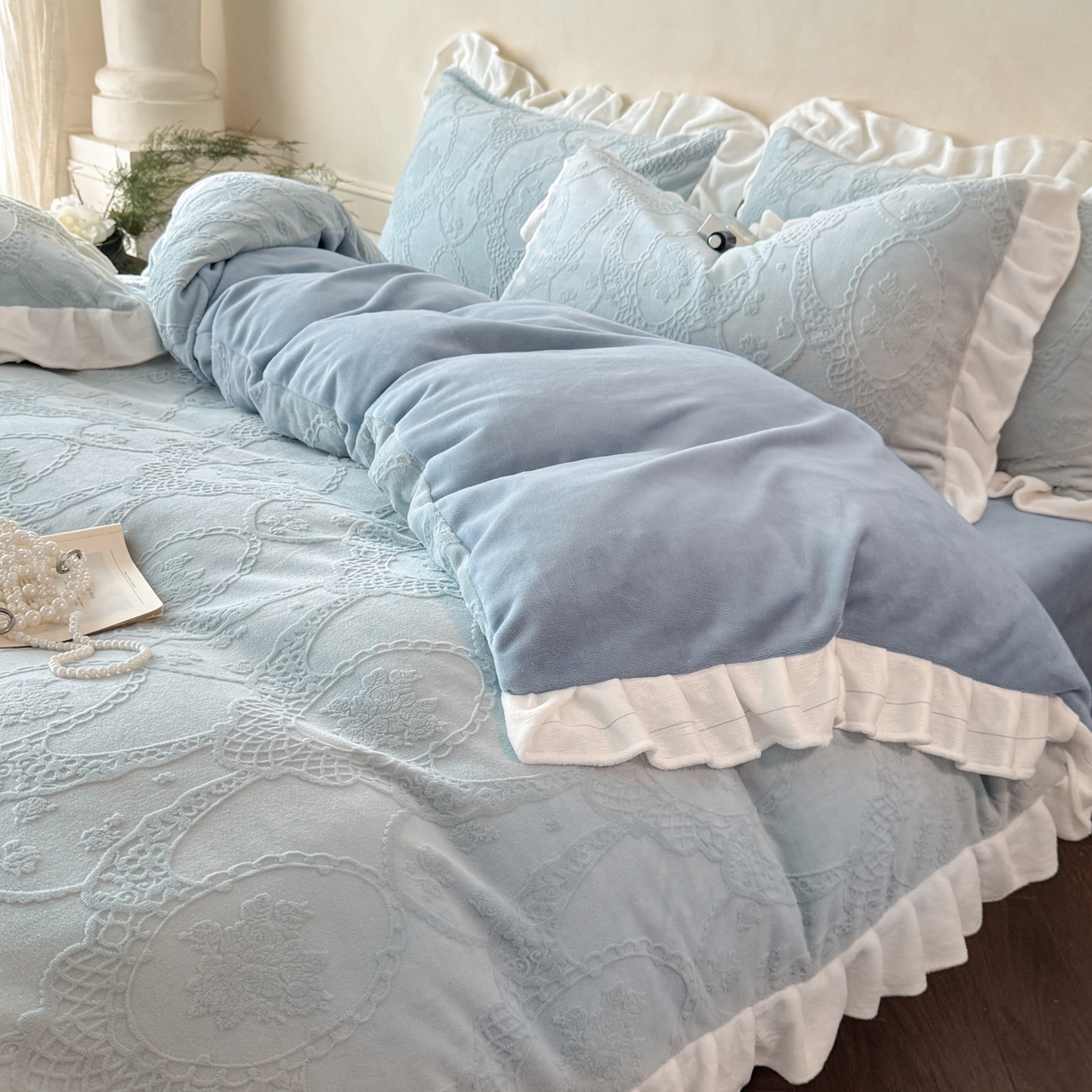 91家纺网 家纺一手货源 找家纺 慕澄家纺 2025新款高克重牛奶绒花边款雕花四件套 安娜-浅蓝