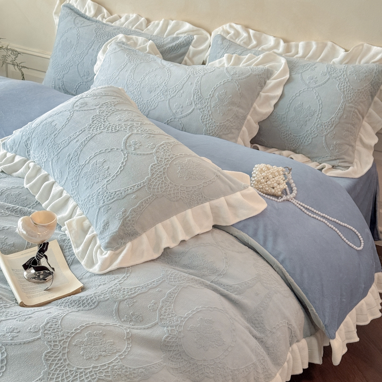 91家纺网 家纺一手货源 找家纺 慕澄家纺 2025新款高克重牛奶绒花边款雕花四件套 安娜-浅蓝