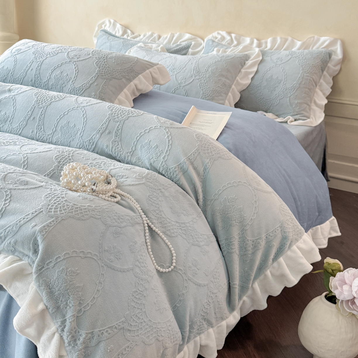 91家纺网 家纺一手货源 找家纺 慕澄家纺 2025新款高克重牛奶绒花边款雕花四件套 安娜-浅蓝