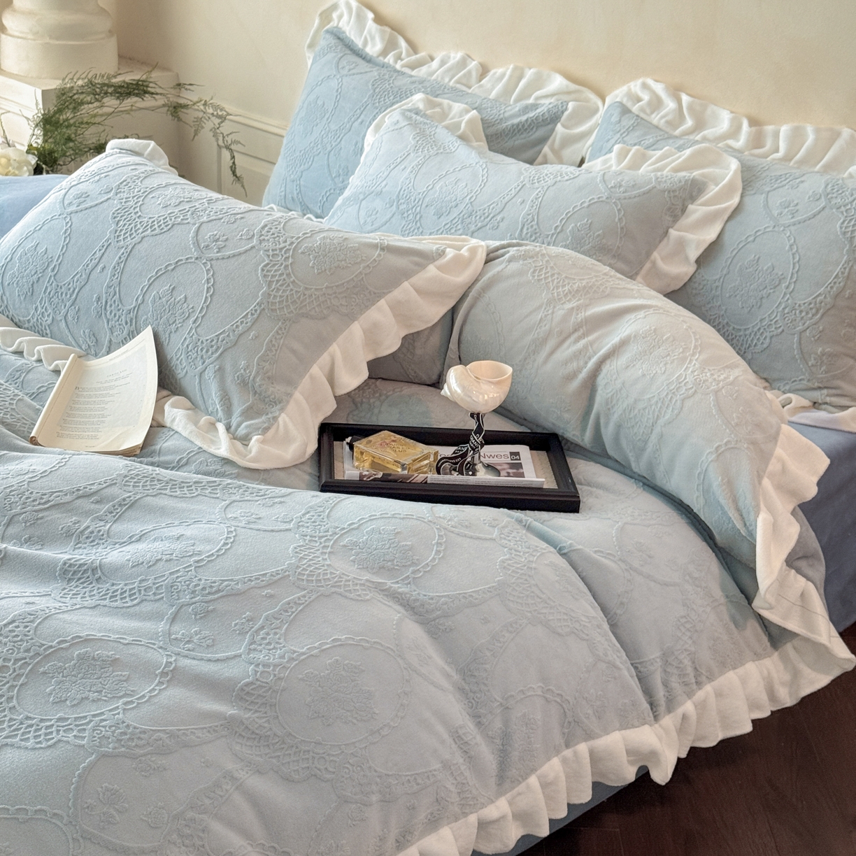 91家纺网 家纺一手货源 找家纺 慕澄家纺 2025新款高克重牛奶绒花边款雕花四件套 安娜-浅蓝