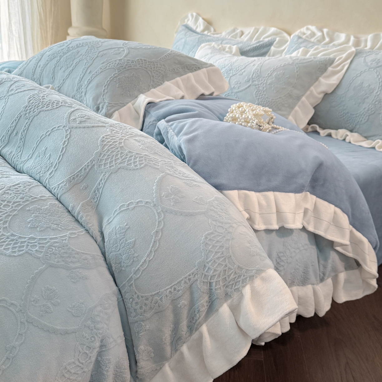 91家纺网 家纺一手货源 找家纺 慕澄家纺 2025新款高克重牛奶绒花边款雕花四件套 安娜-浅蓝