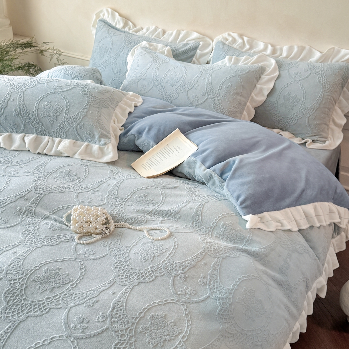 91家纺网 家纺一手货源 找家纺 慕澄家纺 2025新款高克重牛奶绒花边款雕花四件套 安娜-浅蓝