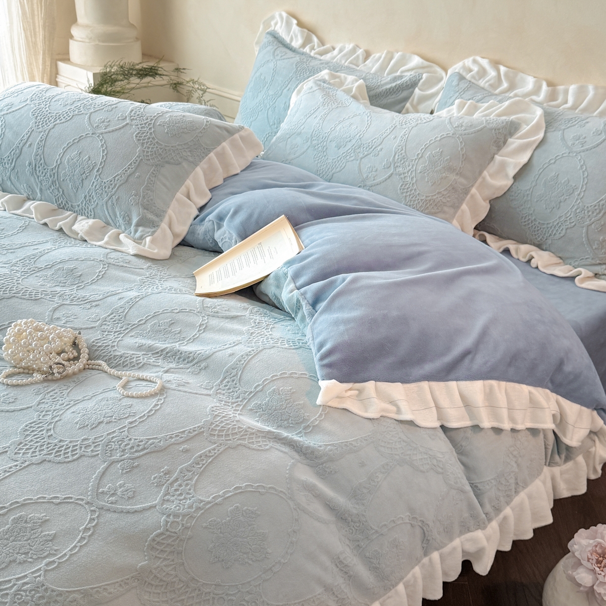 91家纺网 家纺一手货源 找家纺 慕澄家纺 2025新款高克重牛奶绒花边款雕花四件套 安娜-浅蓝