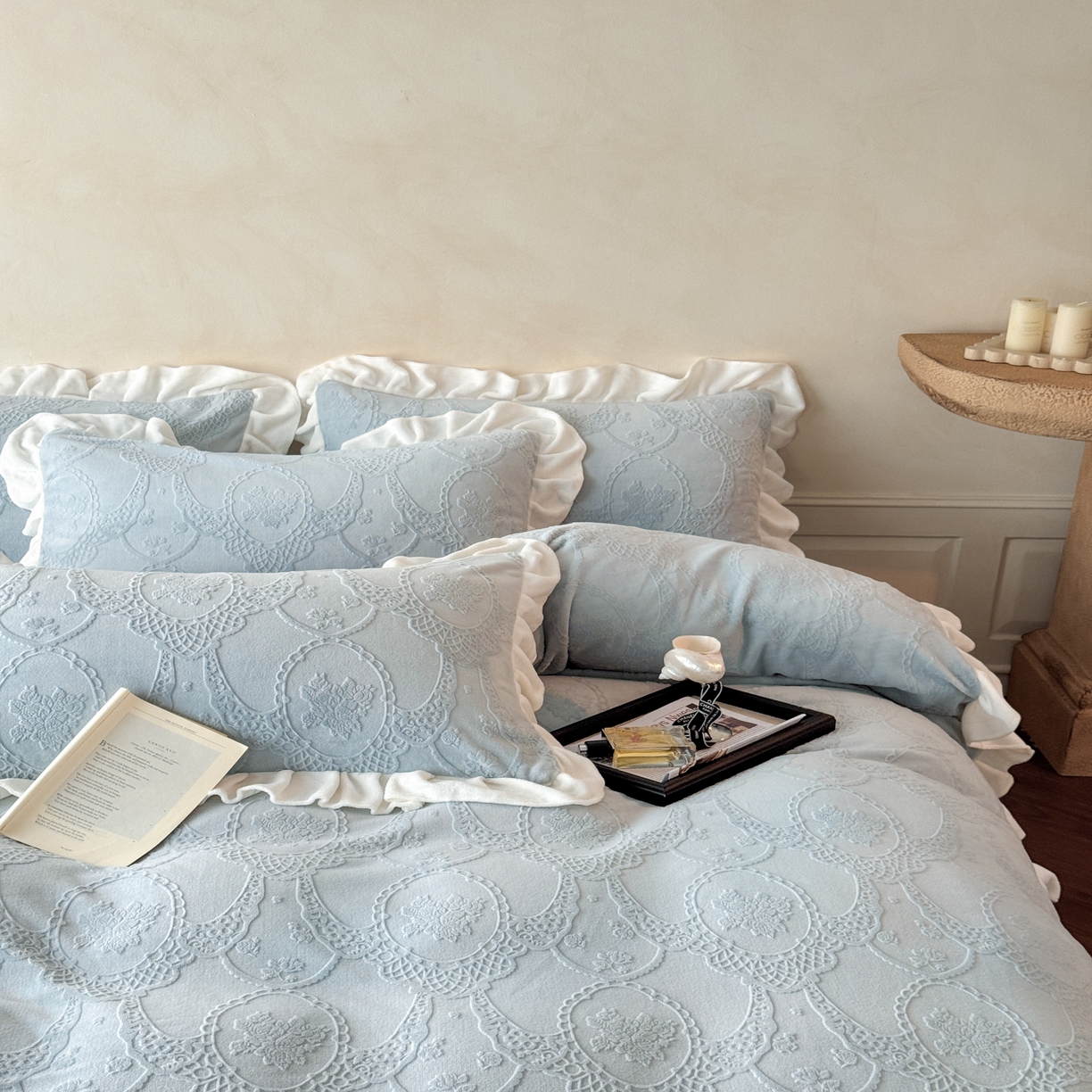 91家纺网 家纺一手货源 找家纺 慕澄家纺 2025新款高克重牛奶绒花边款雕花四件套 安娜-浅蓝