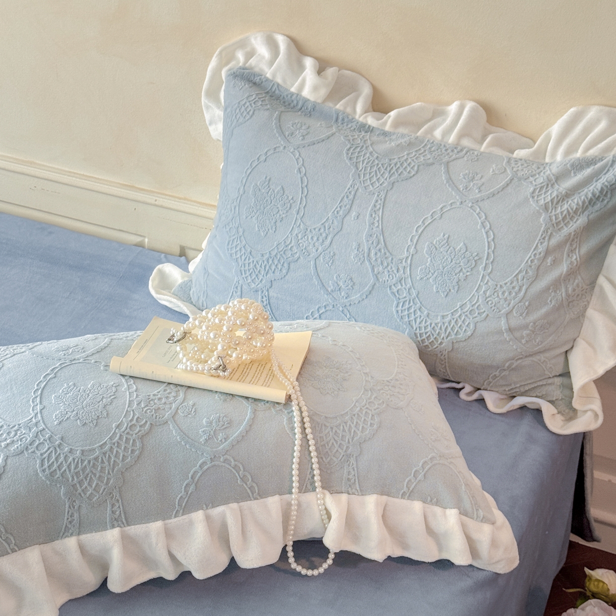 91家纺网 家纺一手货源 找家纺 慕澄家纺 2025新款高克重牛奶绒花边款雕花四件套 安娜-浅蓝
