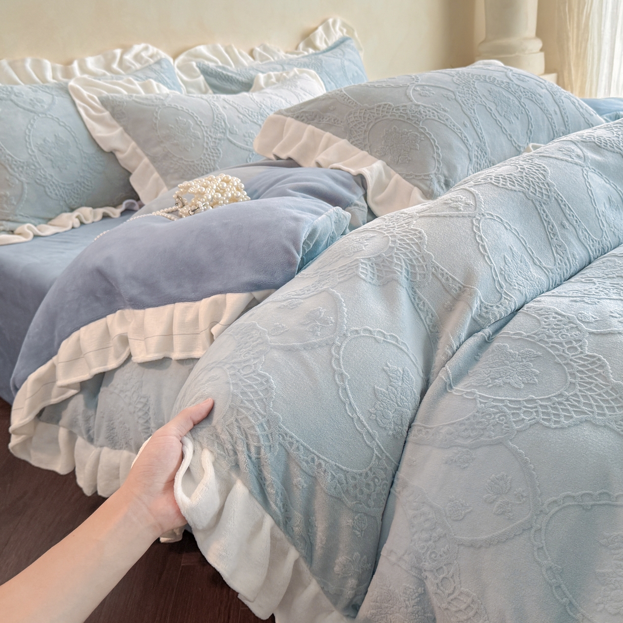 91家纺网 家纺一手货源 找家纺 慕澄家纺 2025新款高克重牛奶绒花边款雕花四件套 安娜-浅蓝