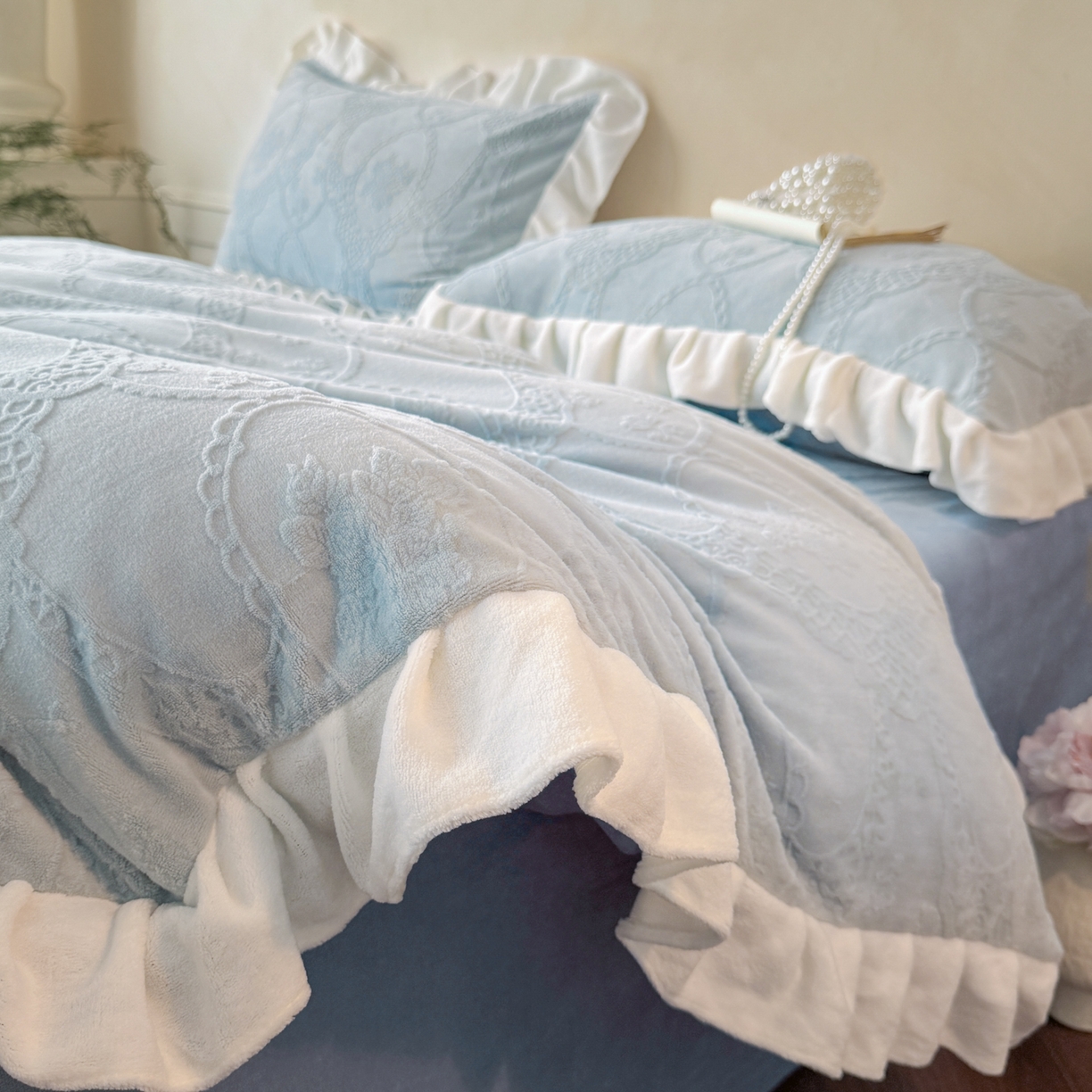91家纺网 家纺一手货源 找家纺 慕澄家纺 2025新款高克重牛奶绒花边款雕花四件套 安娜-浅蓝