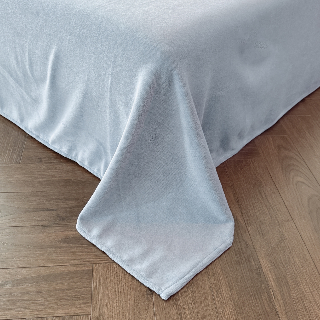 91家纺网 家纺一手货源 找家纺 慕澄家纺 2025新款高克重牛奶绒花边款雕花四件套 安娜-浅蓝