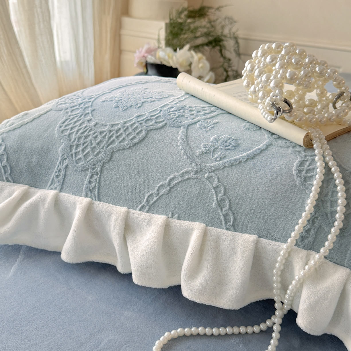 91家纺网 家纺一手货源 找家纺 慕澄家纺 2025新款高克重牛奶绒花边款雕花四件套 安娜-浅蓝