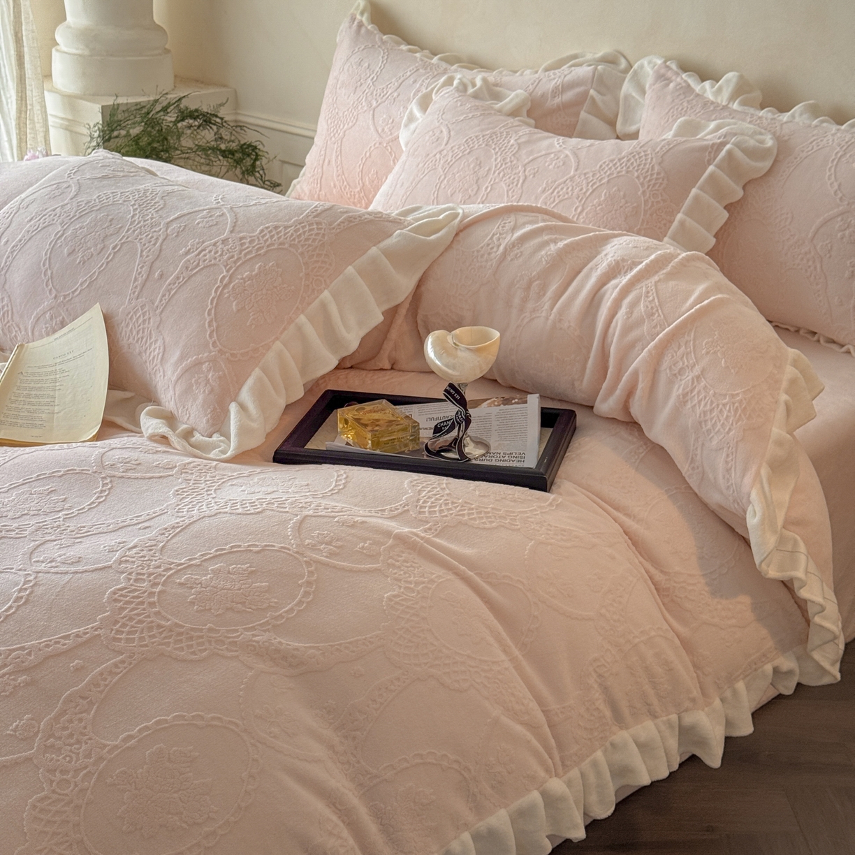 91家纺网 家纺一手货源 找家纺 慕澄家纺 2025新款高克重牛奶绒花边款雕花四件套 安娜-甜粉