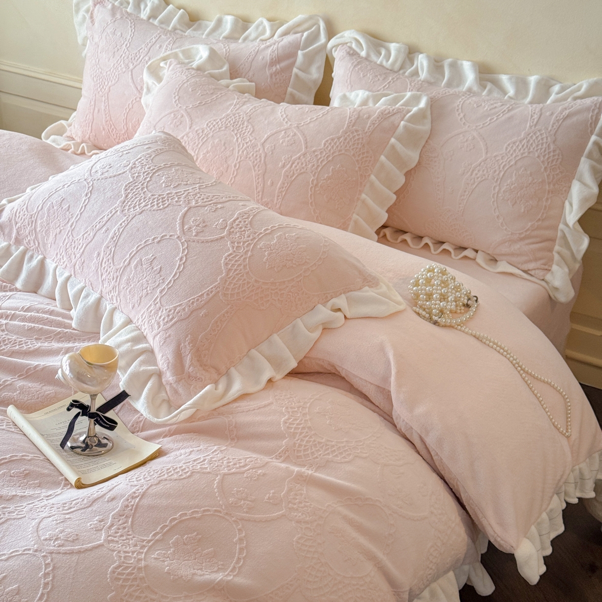 91家纺网 家纺一手货源 找家纺 慕澄家纺 2025新款高克重牛奶绒花边款雕花四件套 安娜-甜粉