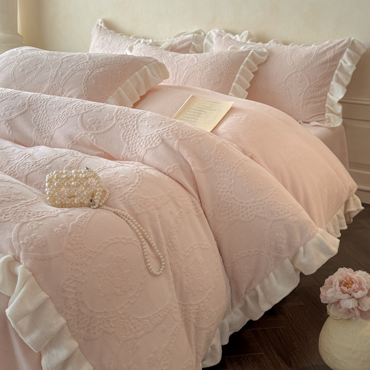 91家纺网 家纺一手货源 找家纺 慕澄家纺 2025新款高克重牛奶绒花边款雕花四件套 安娜-甜粉