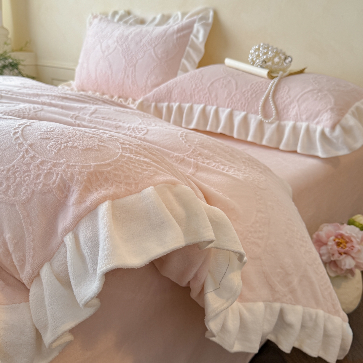 91家纺网 家纺一手货源 找家纺 慕澄家纺 2025新款高克重牛奶绒花边款雕花四件套 安娜-甜粉