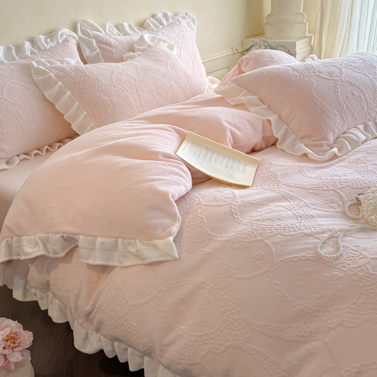 91家纺网 家纺一手货源 找家纺 慕澄家纺 2025新款高克重牛奶绒花边款雕花四件套 安娜-甜粉