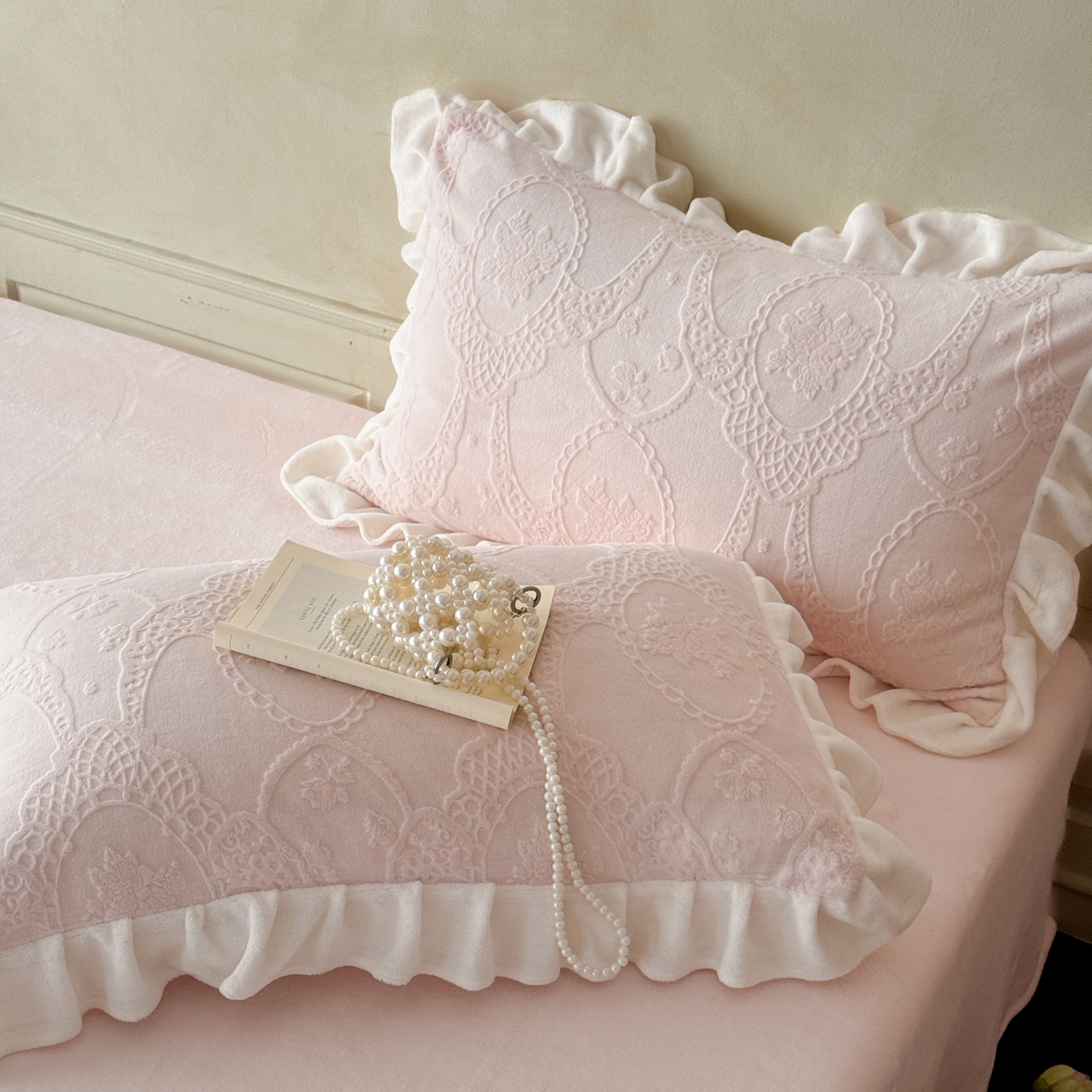 91家纺网 家纺一手货源 找家纺 慕澄家纺 2025新款高克重牛奶绒花边款雕花四件套 安娜-甜粉