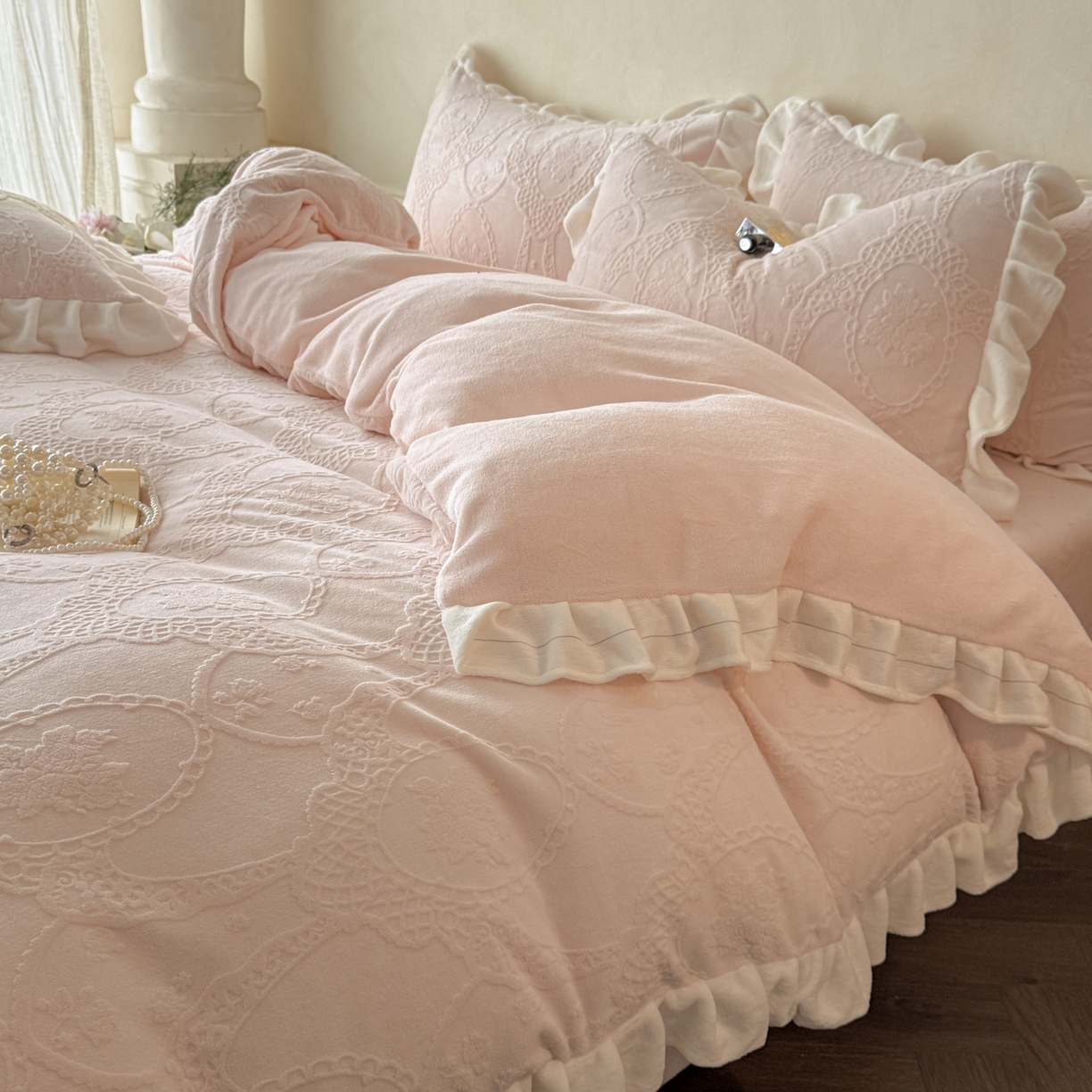91家纺网 家纺一手货源 找家纺 慕澄家纺 2025新款高克重牛奶绒花边款雕花四件套 安娜-甜粉