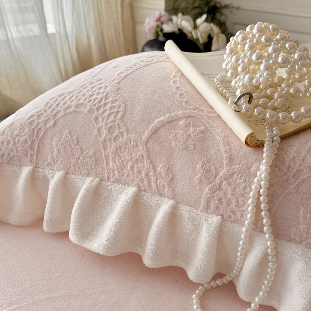 91家纺网 家纺一手货源 找家纺 慕澄家纺 2025新款高克重牛奶绒花边款雕花四件套 安娜-甜粉