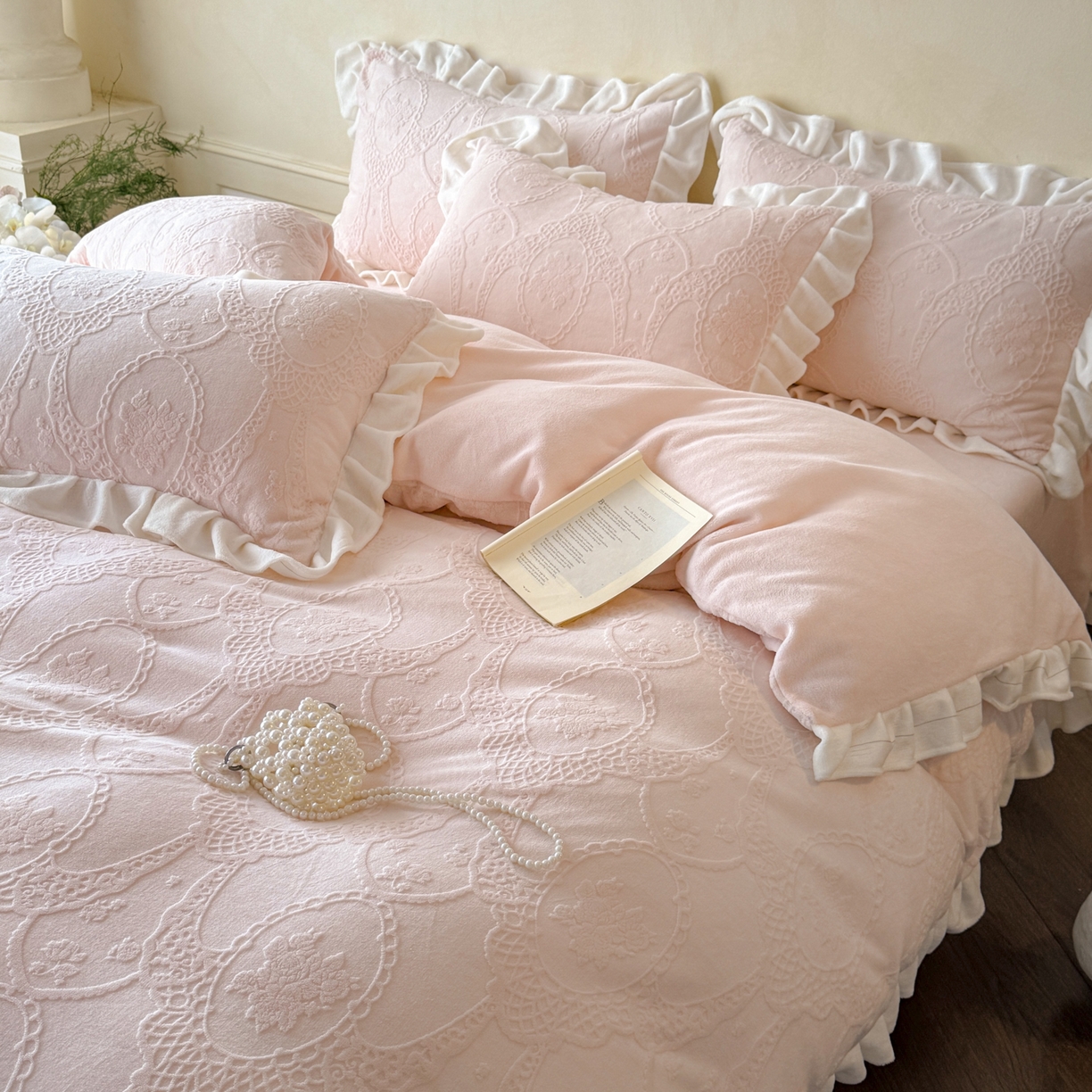 91家纺网 家纺一手货源 找家纺 慕澄家纺 2025新款高克重牛奶绒花边款雕花四件套 安娜-甜粉