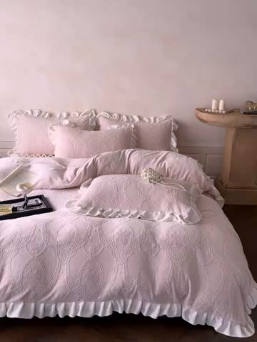 91家纺网 家纺一手货源 找家纺 慕澄家纺 2025新款高克重牛奶绒花边款雕花四件套 安娜-甜粉