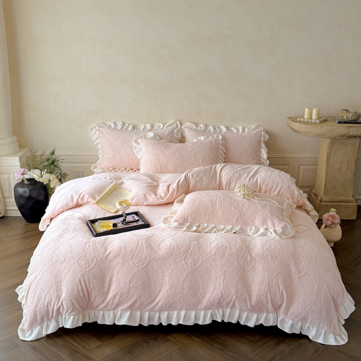 91家纺网 家纺一手货源 找家纺 （总）慕澄家纺 2025新款高克重牛奶绒花边款雕花四件套