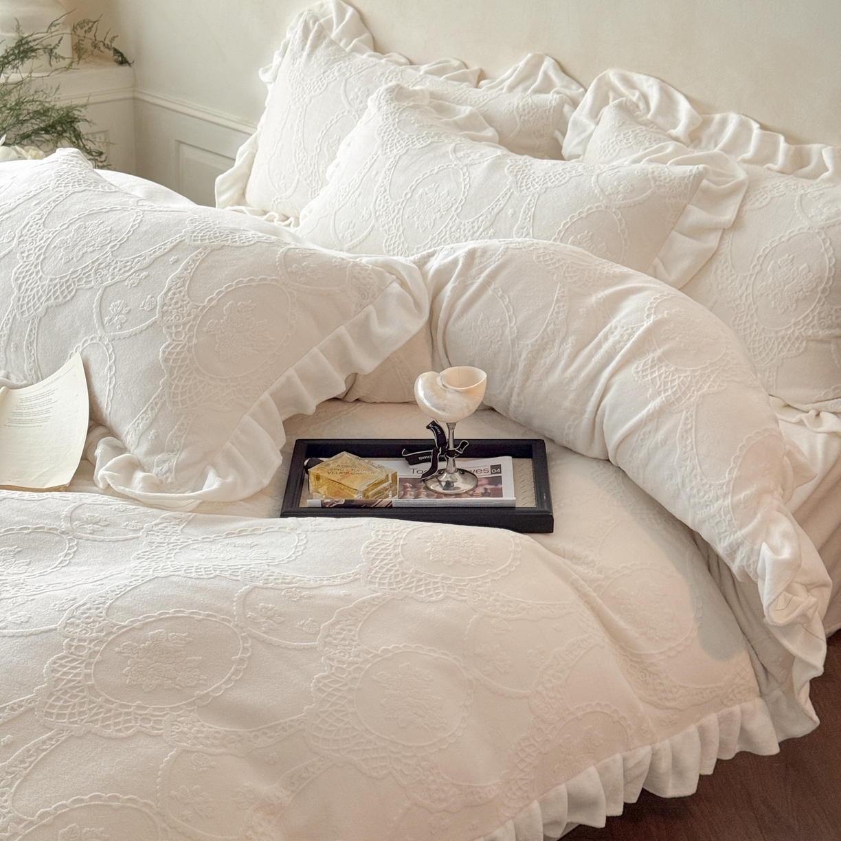 91家纺网 家纺一手货源 找家纺 慕澄家纺 2025新款高克重牛奶绒花边款雕花四件套 安娜-月光白