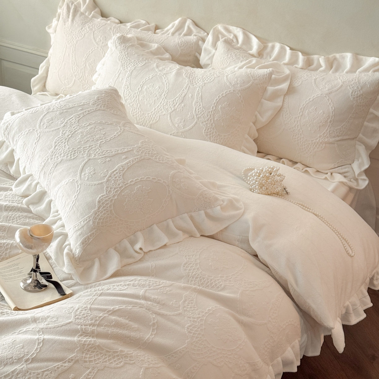91家纺网 家纺一手货源 找家纺 慕澄家纺 2025新款高克重牛奶绒花边款雕花四件套 安娜-月光白