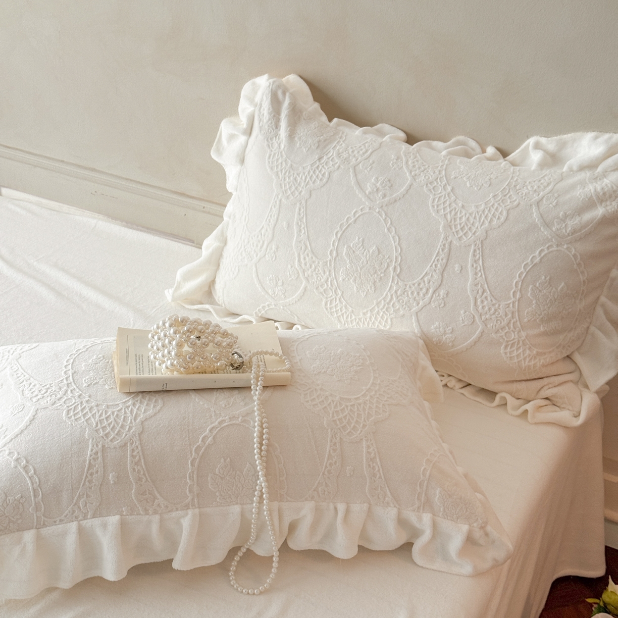 91家纺网 家纺一手货源 找家纺 慕澄家纺 2025新款高克重牛奶绒花边款雕花四件套 安娜-月光白