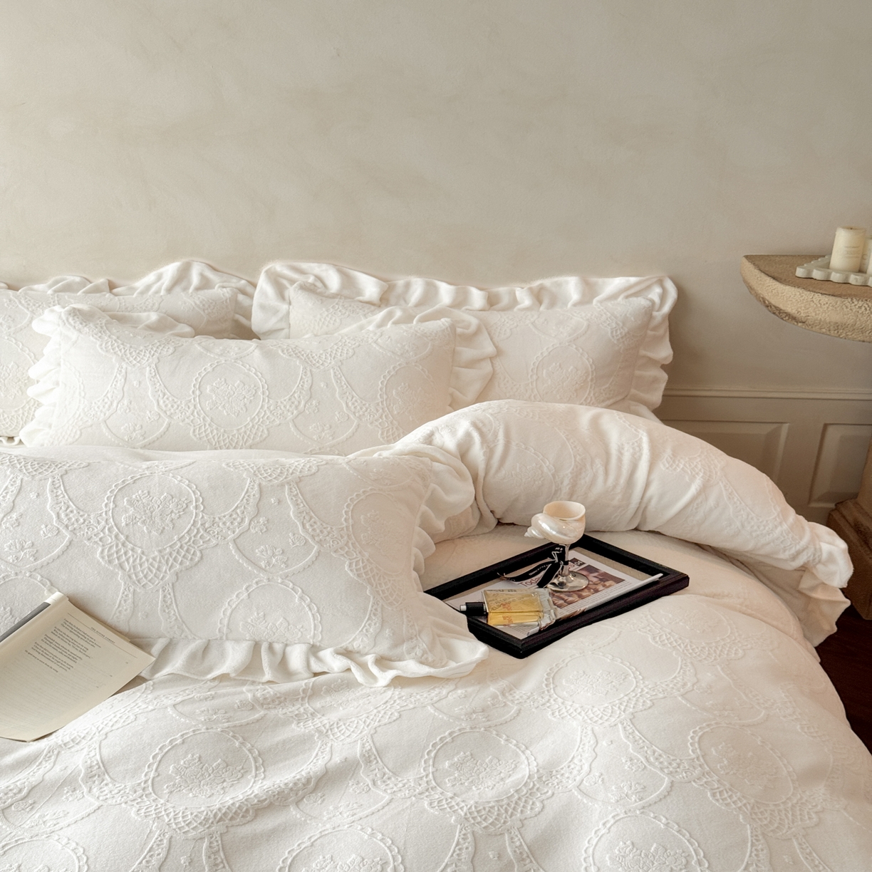 91家纺网 家纺一手货源 找家纺 慕澄家纺 2025新款高克重牛奶绒花边款雕花四件套 安娜-月光白