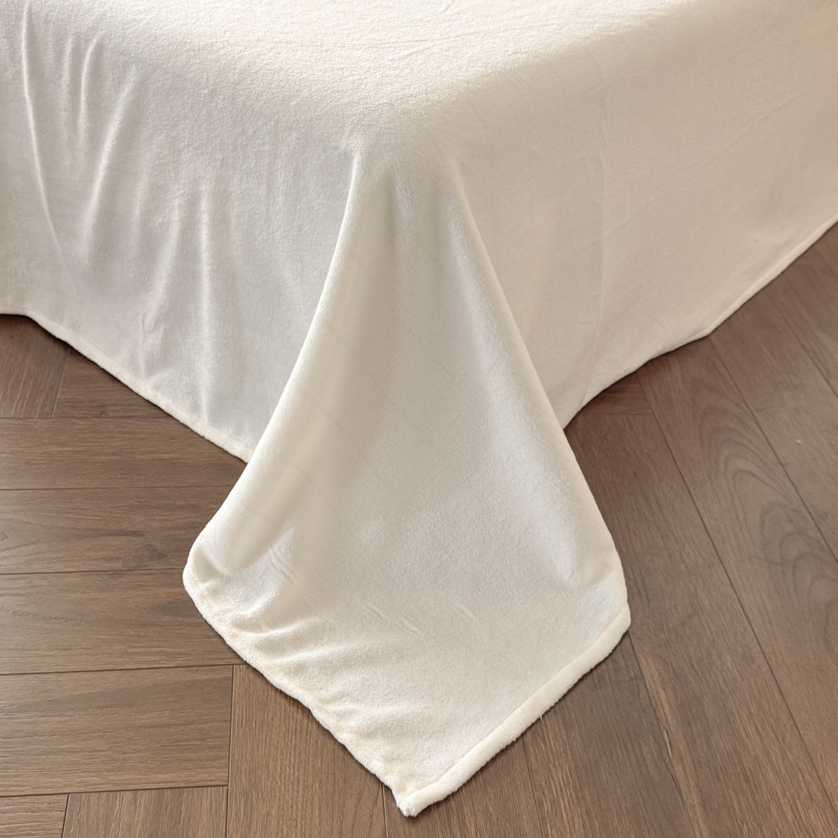 91家纺网 家纺一手货源 找家纺 慕澄家纺 2025新款高克重牛奶绒花边款雕花四件套 安娜-月光白