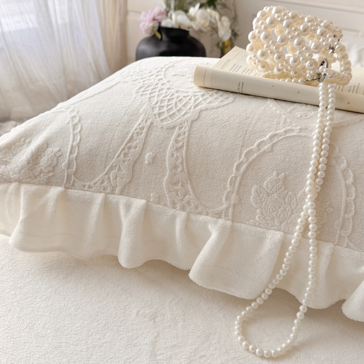 91家纺网 家纺一手货源 找家纺 慕澄家纺 2025新款高克重牛奶绒花边款雕花四件套 安娜-月光白