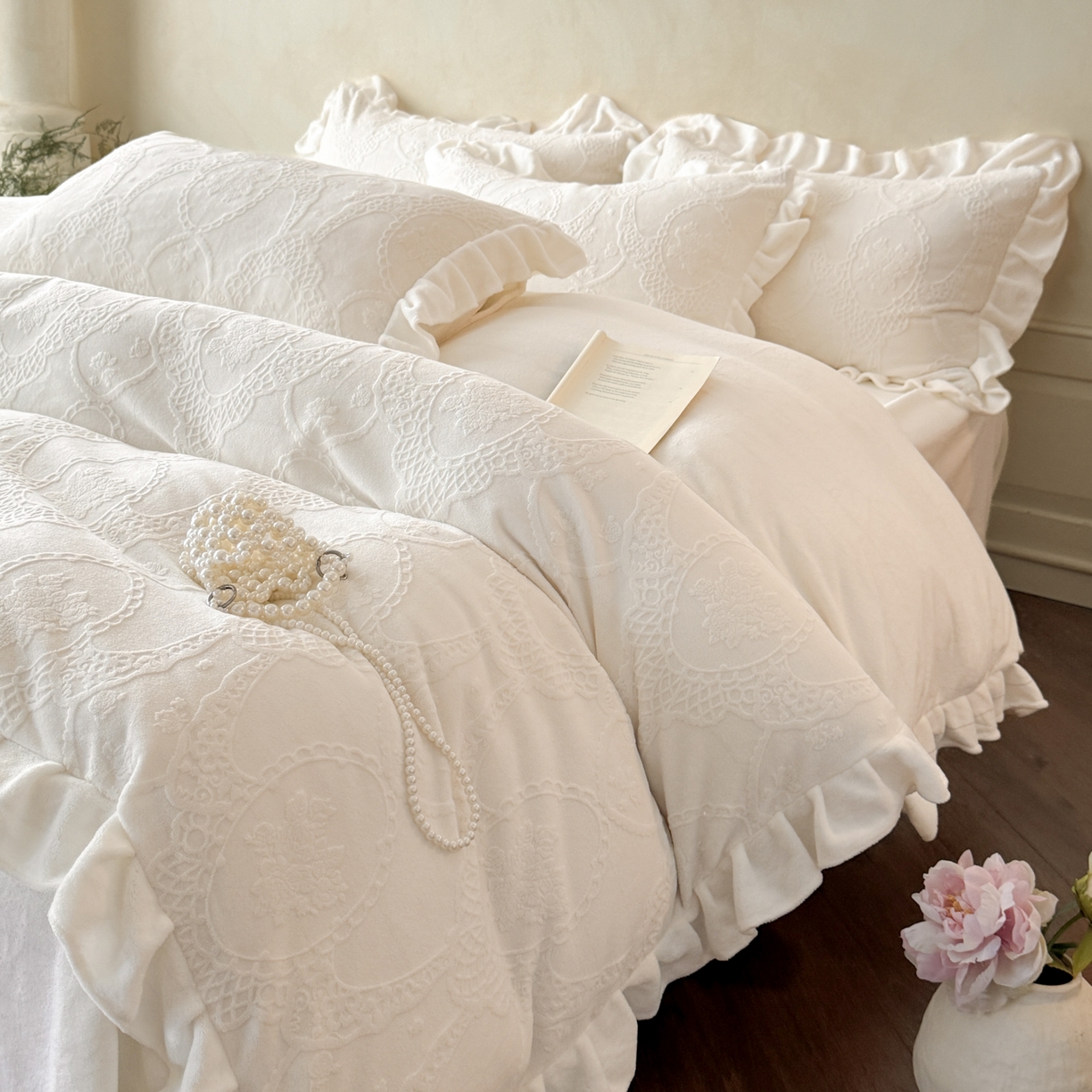 91家纺网 家纺一手货源 找家纺 慕澄家纺 2025新款高克重牛奶绒花边款雕花四件套 安娜-月光白