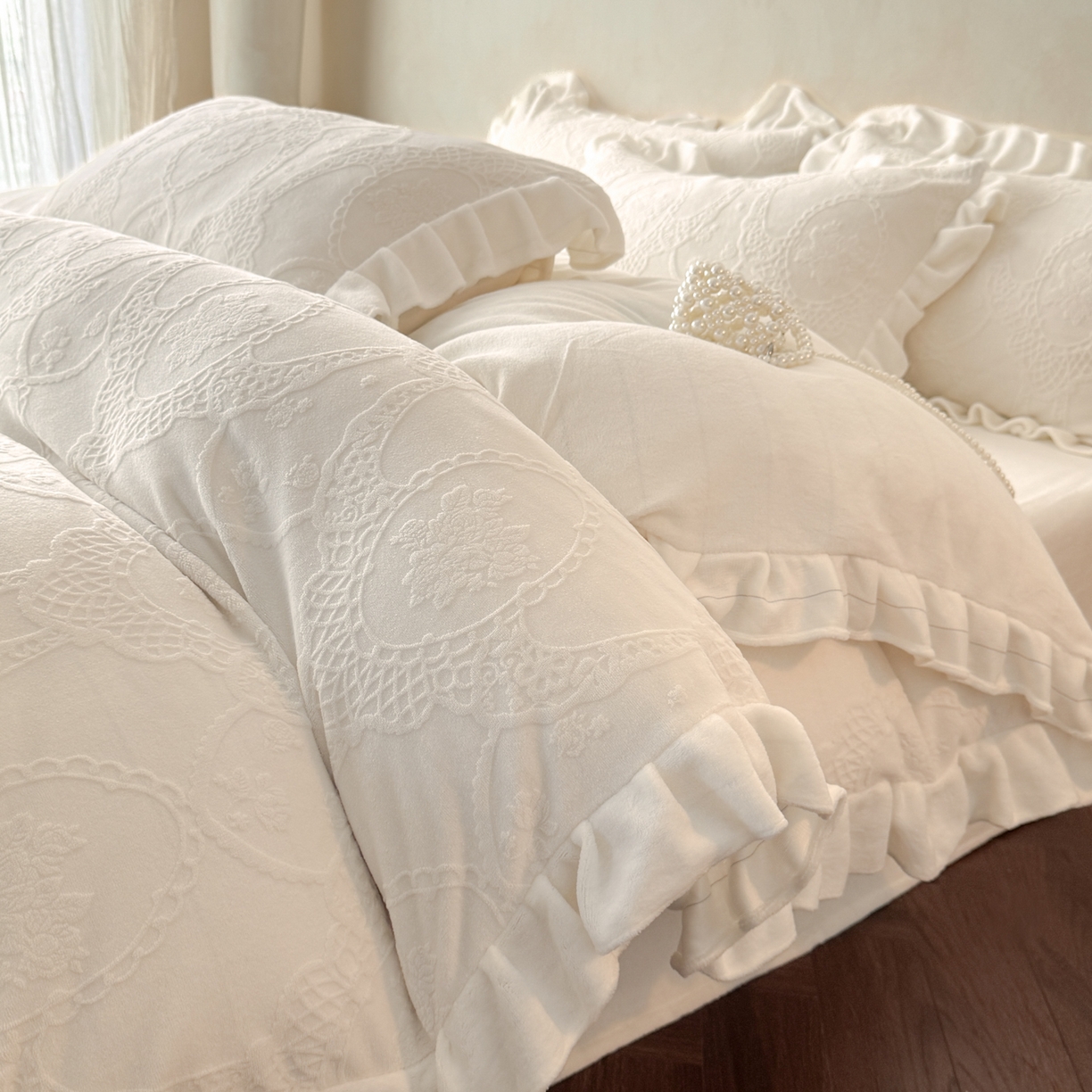 91家纺网 家纺一手货源 找家纺 慕澄家纺 2025新款高克重牛奶绒花边款雕花四件套 安娜-月光白