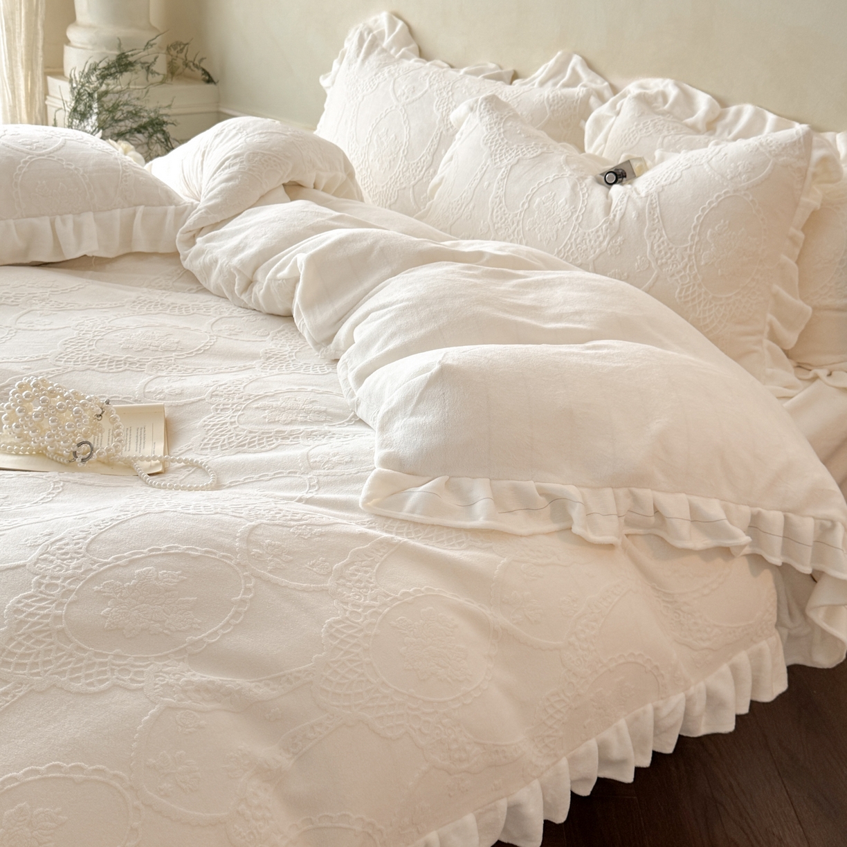 91家纺网 家纺一手货源 找家纺 慕澄家纺 2025新款高克重牛奶绒花边款雕花四件套 安娜-月光白