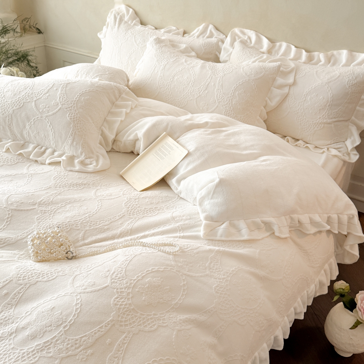 91家纺网 家纺一手货源 找家纺 慕澄家纺 2025新款高克重牛奶绒花边款雕花四件套 安娜-月光白