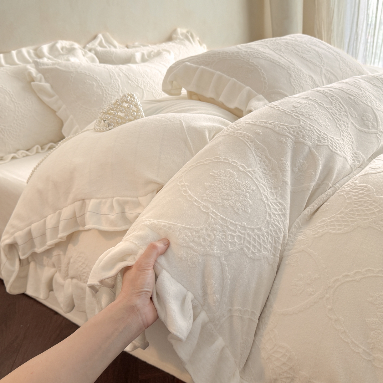 91家纺网 家纺一手货源 找家纺 慕澄家纺 2025新款高克重牛奶绒花边款雕花四件套 安娜-月光白