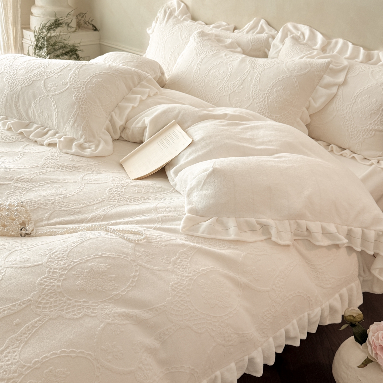 91家纺网 家纺一手货源 找家纺 慕澄家纺 2025新款高克重牛奶绒花边款雕花四件套 安娜-月光白