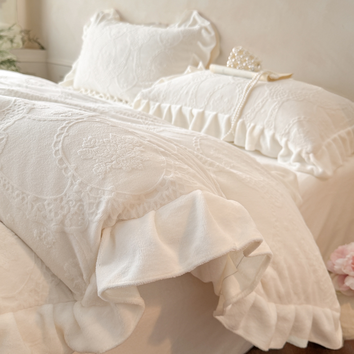 91家纺网 家纺一手货源 找家纺 慕澄家纺 2025新款高克重牛奶绒花边款雕花四件套 安娜-月光白