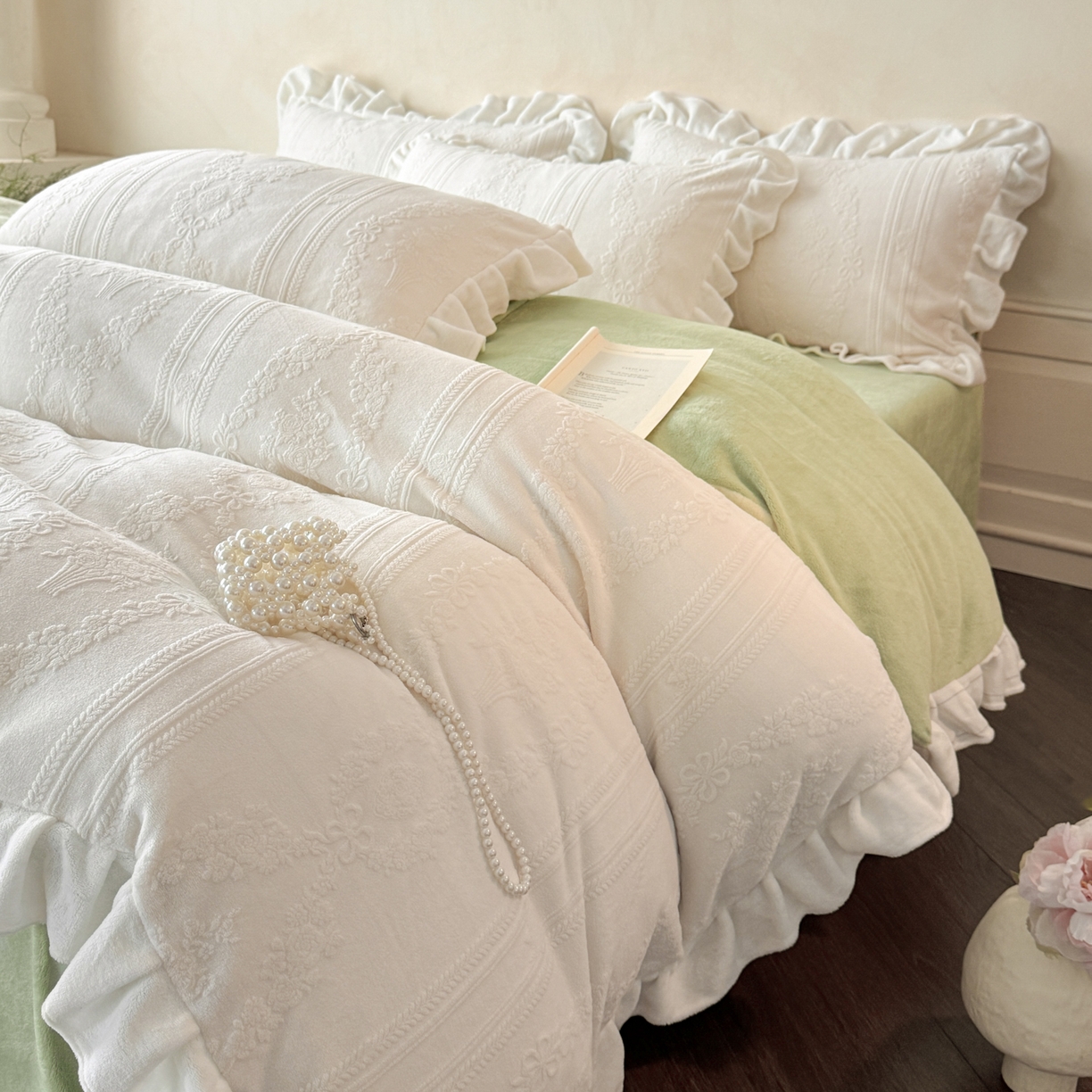91家纺网 家纺一手货源 找家纺 慕澄家纺 2025新款高克重牛奶绒花边款雕花四件套 安琪儿-白绿