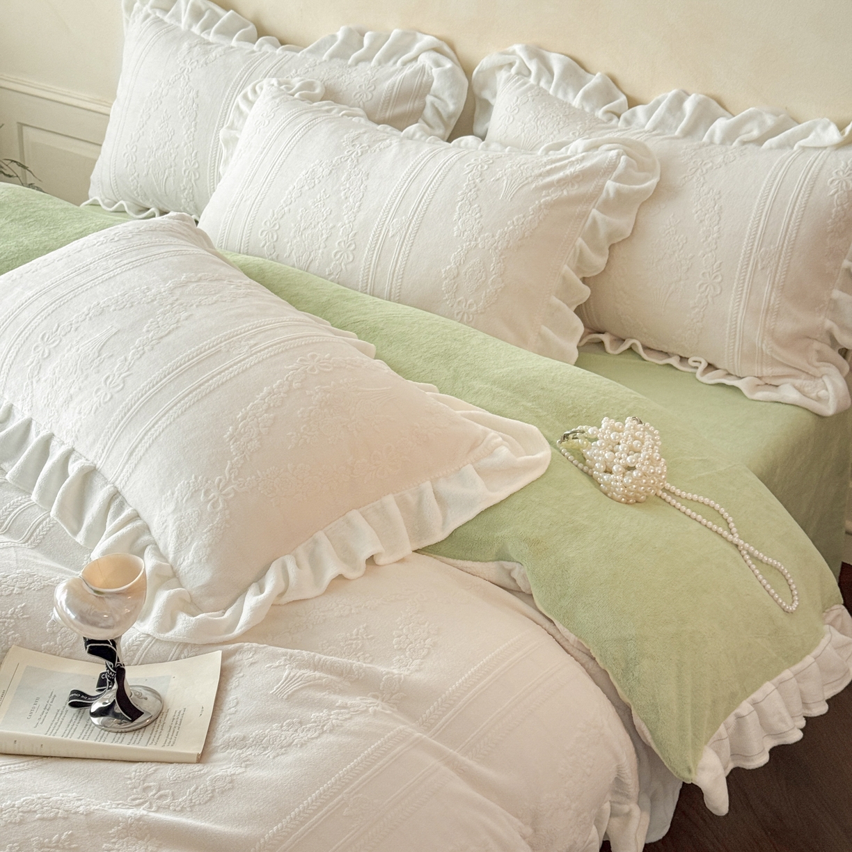 91家纺网 家纺一手货源 找家纺 慕澄家纺 2025新款高克重牛奶绒花边款雕花四件套 安琪儿-白绿