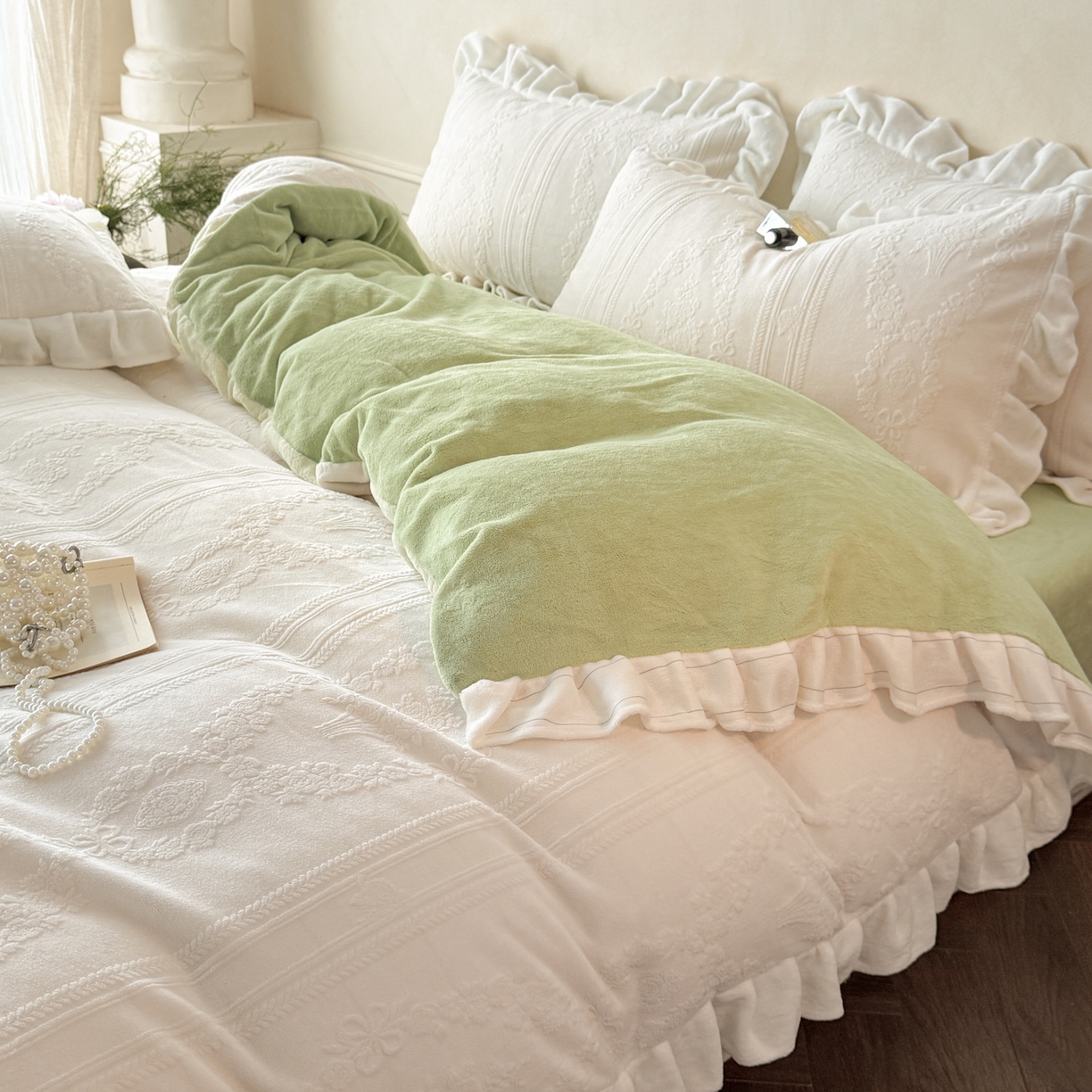 91家纺网 家纺一手货源 找家纺 慕澄家纺 2025新款高克重牛奶绒花边款雕花四件套 安琪儿-白绿